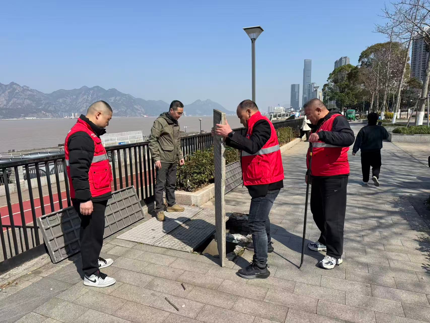 春风送暖自愿行 码头焕新展新颜